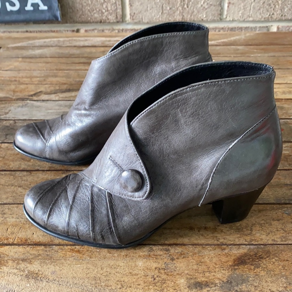 Everybody by BZ Moda Size 37.5 Heeled Ankle Bootie